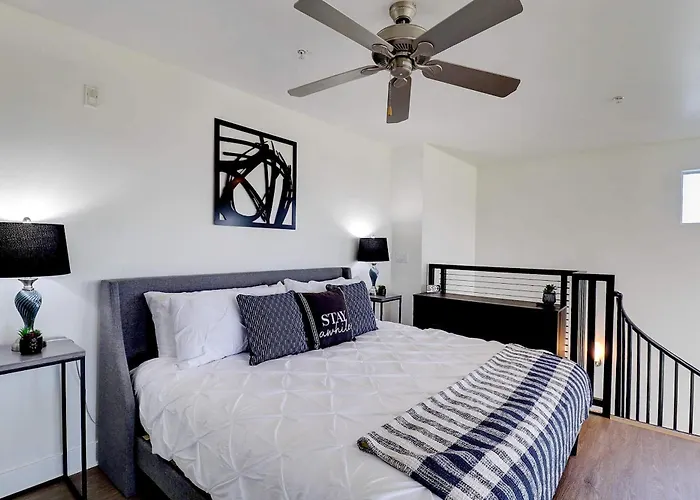 Ferienhaus 2 Story Loft With Mountain & Views-king Bed & Parking 4011 Phoenix