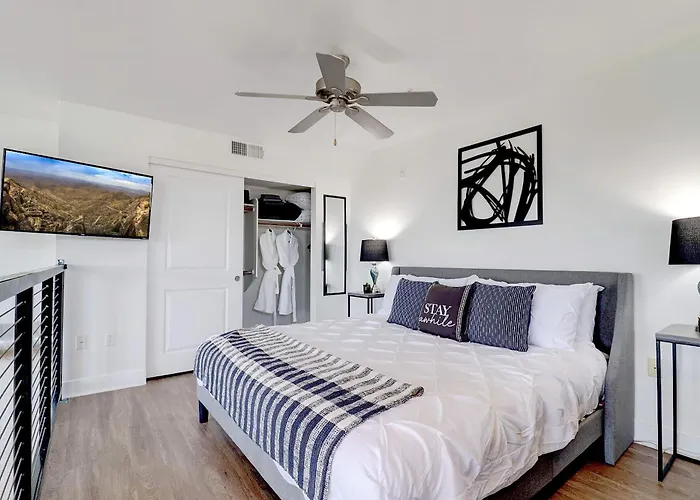 2 Story Loft With Mountain & Views-king Bed & Parking 4011 Ferienhaus *